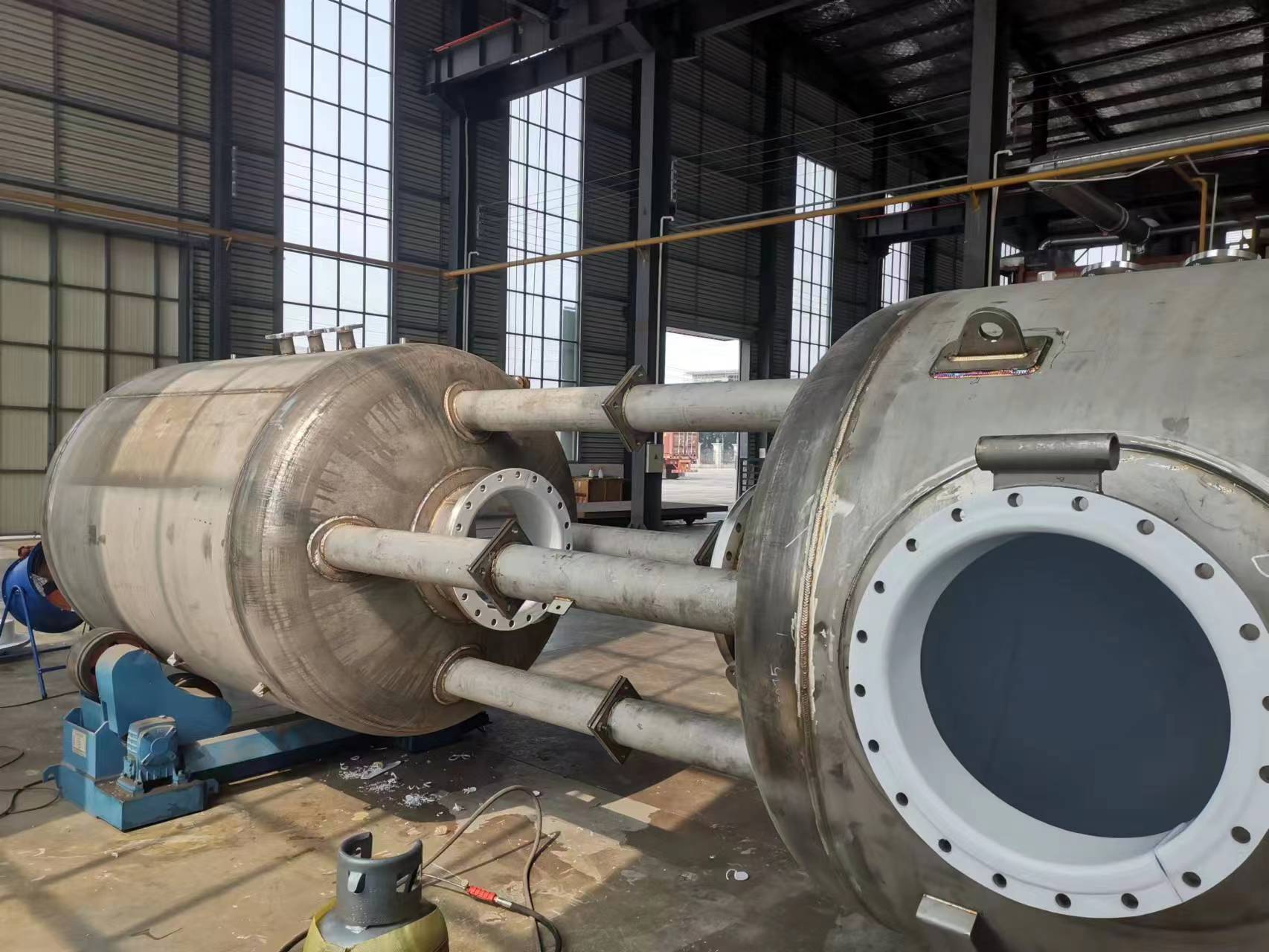 Steel-lined PTFE (F4) reactor vessels 